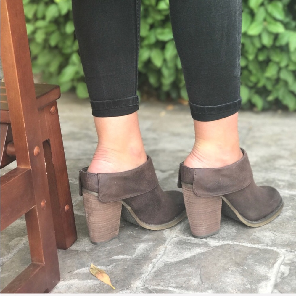 Burnished Toe Cuffed Fold Mule Clog - Picture 4 of 5